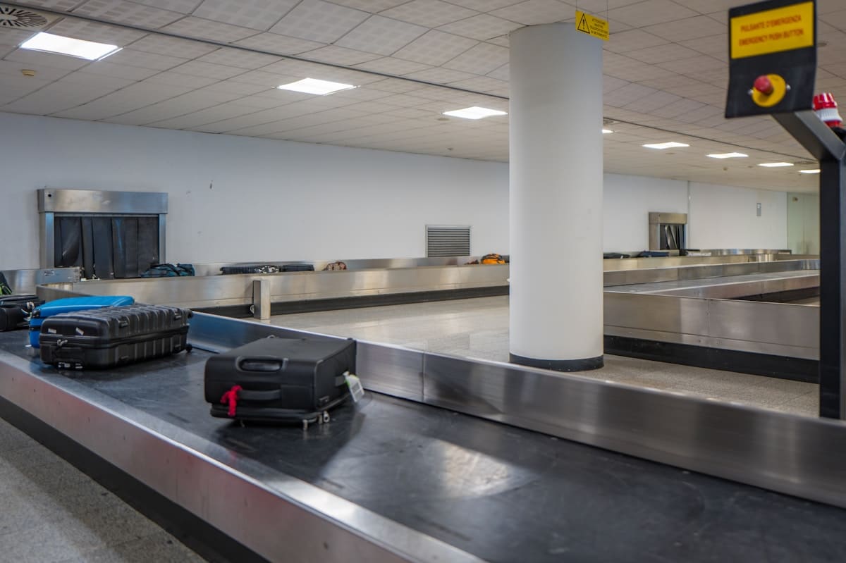 RFID Baggage Tracking 2026: IATA 753, Bag Tags & Airport Pilots — RFIDAK RFID buyer guide and industry insight