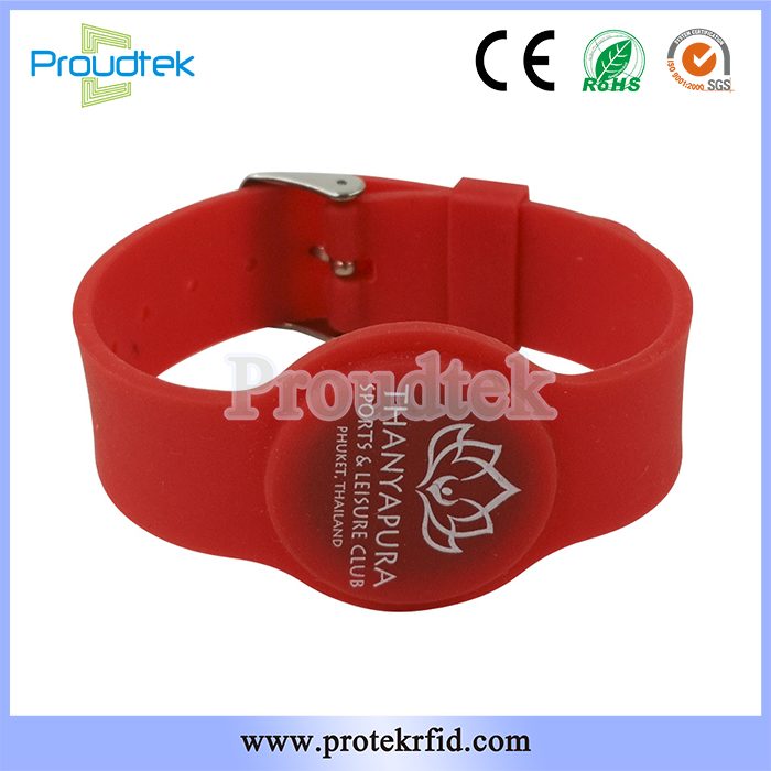 RFIDAK WB010 adjustable open-loop silicone wristband — single-size strap with snap closure fits child, teen and adult wrists, reusable across multi-member households